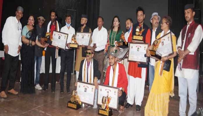 15-dignitaries-from-uttarakhand-received-the-honor-at-the-uftara-samman-ceremony-at-the-town-hall-in-dehradun