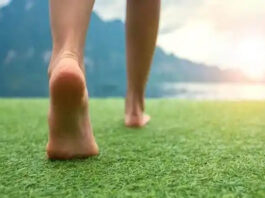 जानिए सुबह नंगे पैर घास पर चलने के जबरदस्त फायदे, दूर रहेंगी बीमारियां